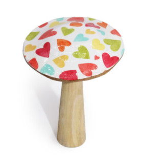 Grand champignon en bois avec cœurs pastel : Un élément de décoration ludique