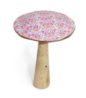 Grand champignon avec motifs floraux et objets de décoration inspirés de la nature